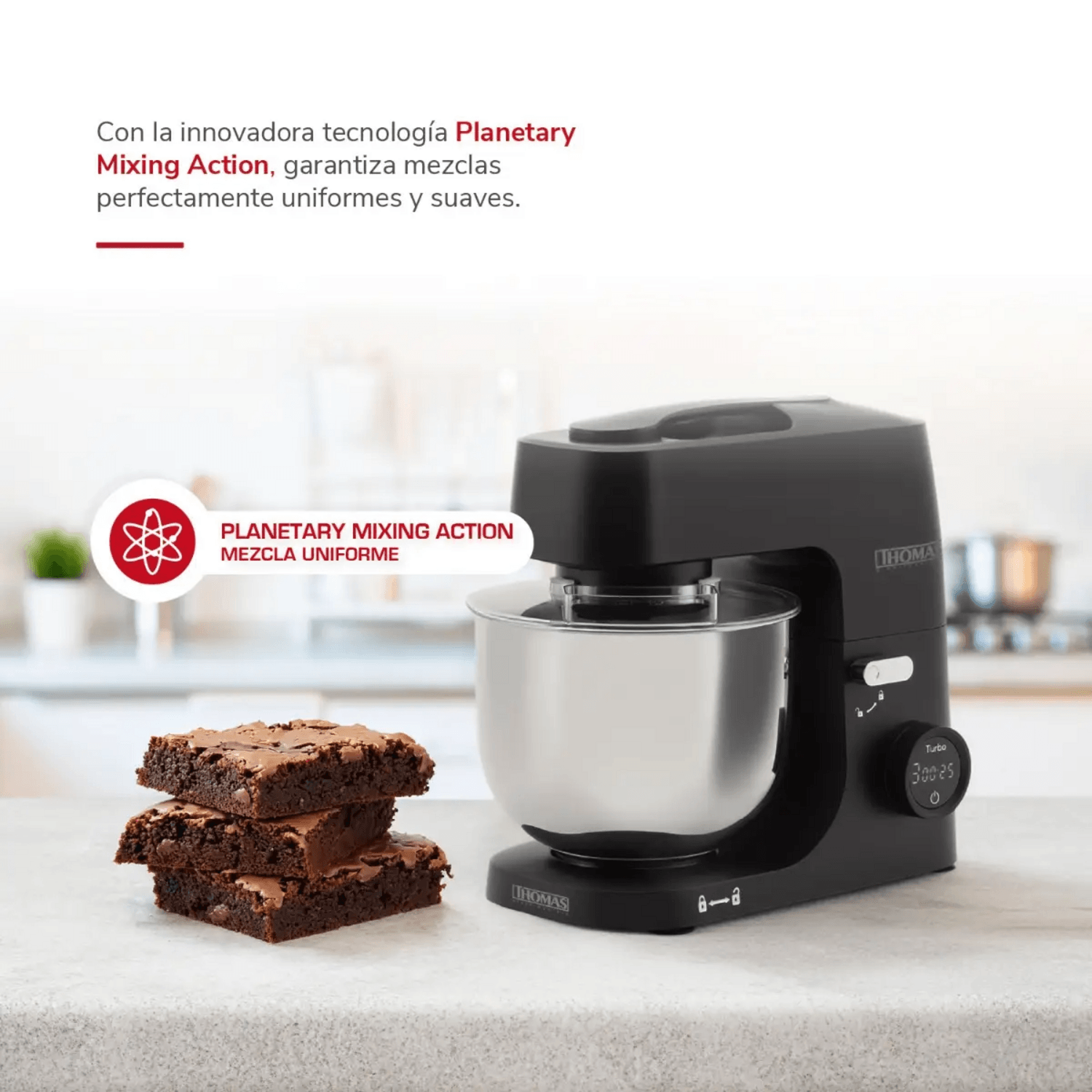 Batidora planetaria Thomas 1000W acero junto a brownies, ideal para mezclar ingredientes uniformemente.