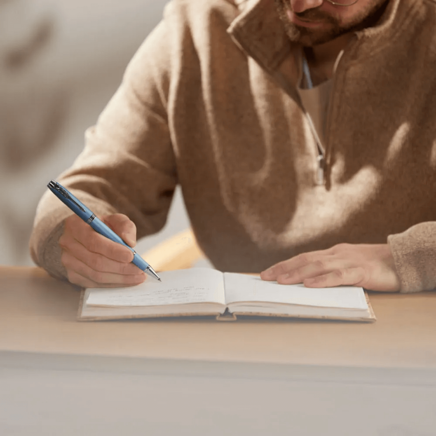 Bolígrafo Rollerball Parker IM Writing Rituals Azul Tinta Negra en uso para escritura reflexiva.