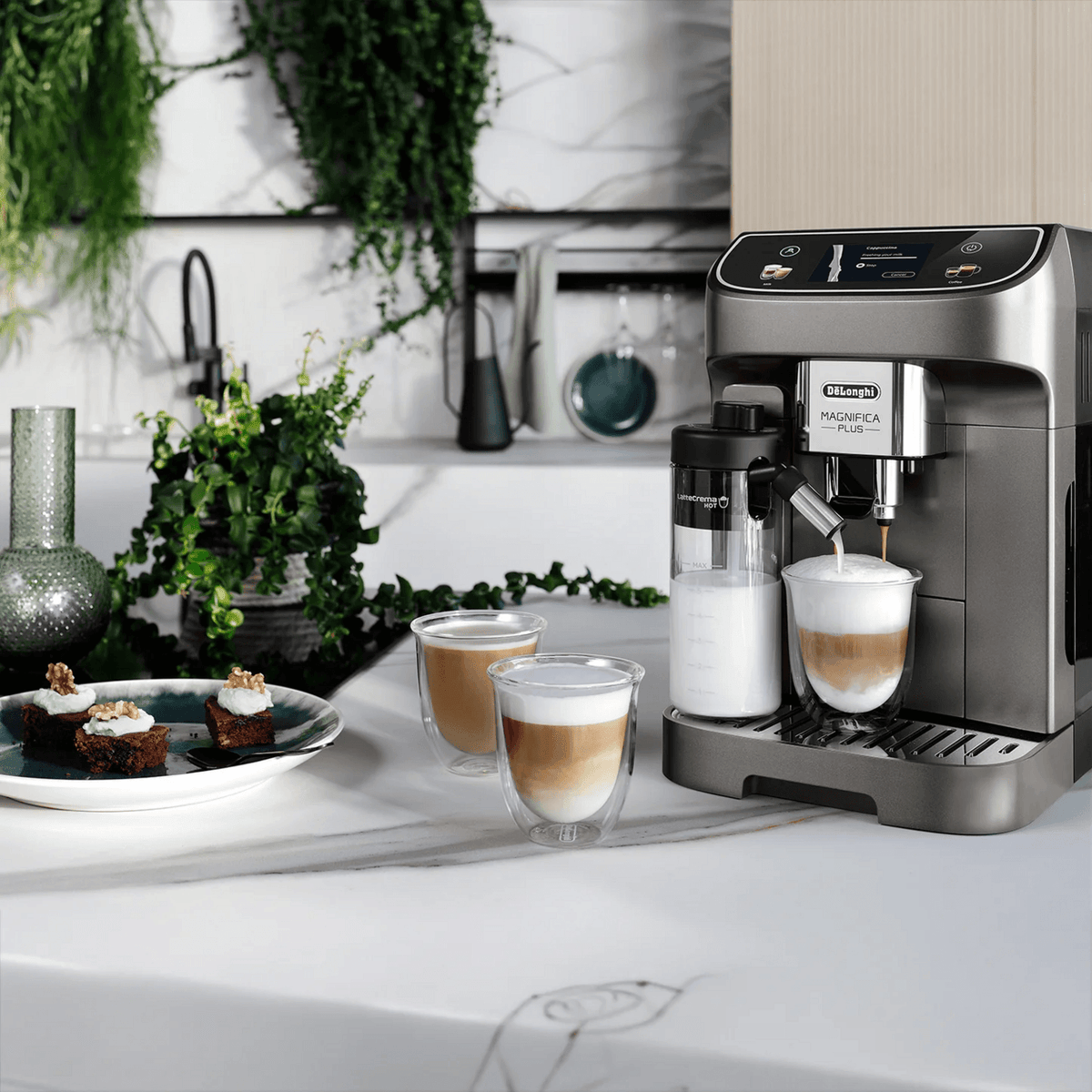 Cafetera DeLonghi Magnifica Plus con Café Nosso Grano 250g, preparando bebidas con leche y café en un entorno moderno.