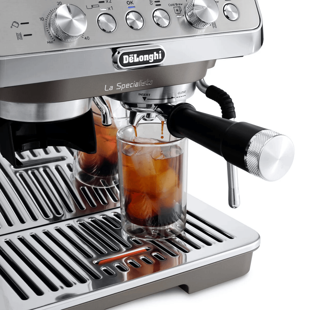 Cafetera DeLonghi Specialista Arte Evo Cold Brew Café 250g preparando café frío con hielo.