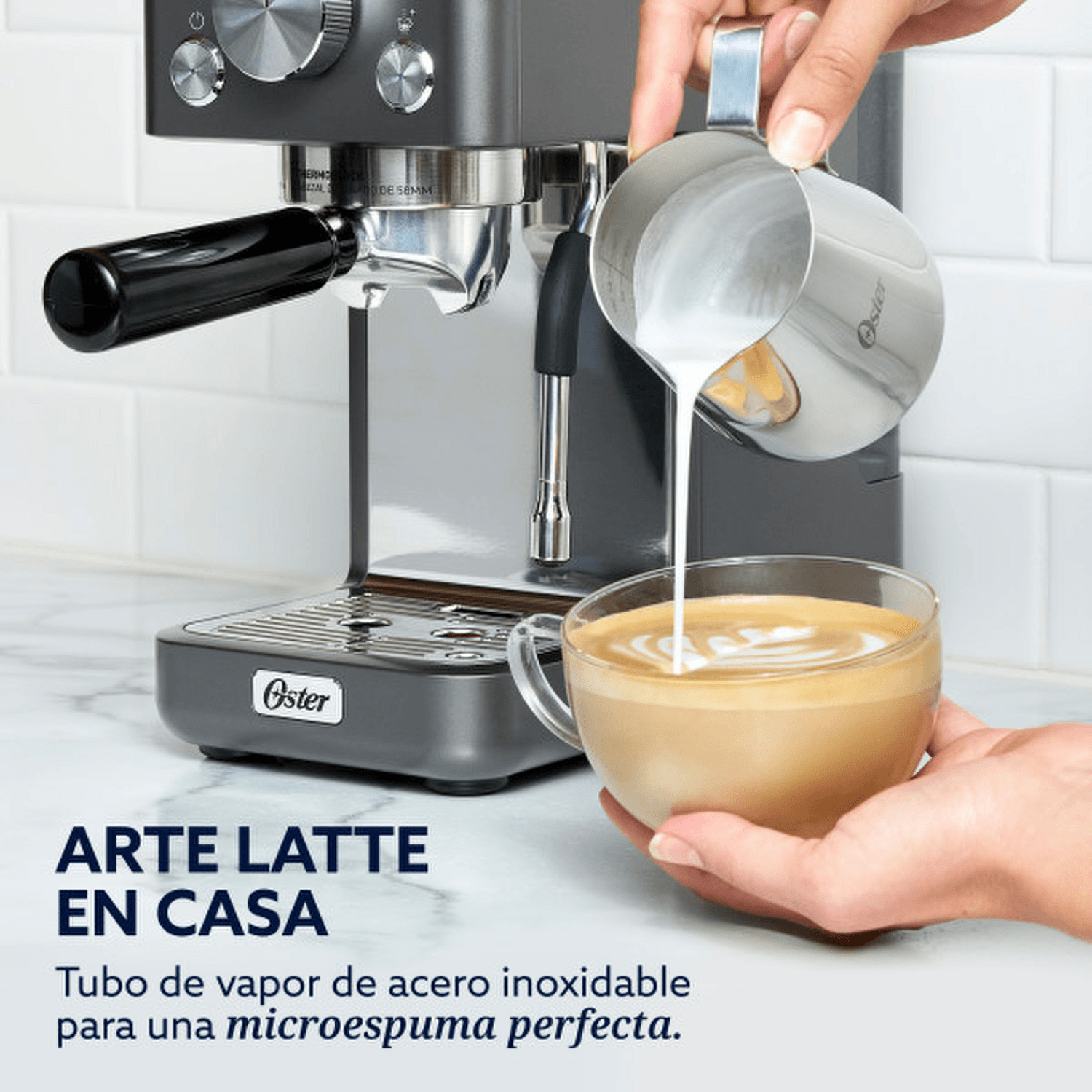 Cafetera Espresso Oster Perfect Brew 15 Bares 58 mm Compacta preparando un latte con microespuma perfecta.