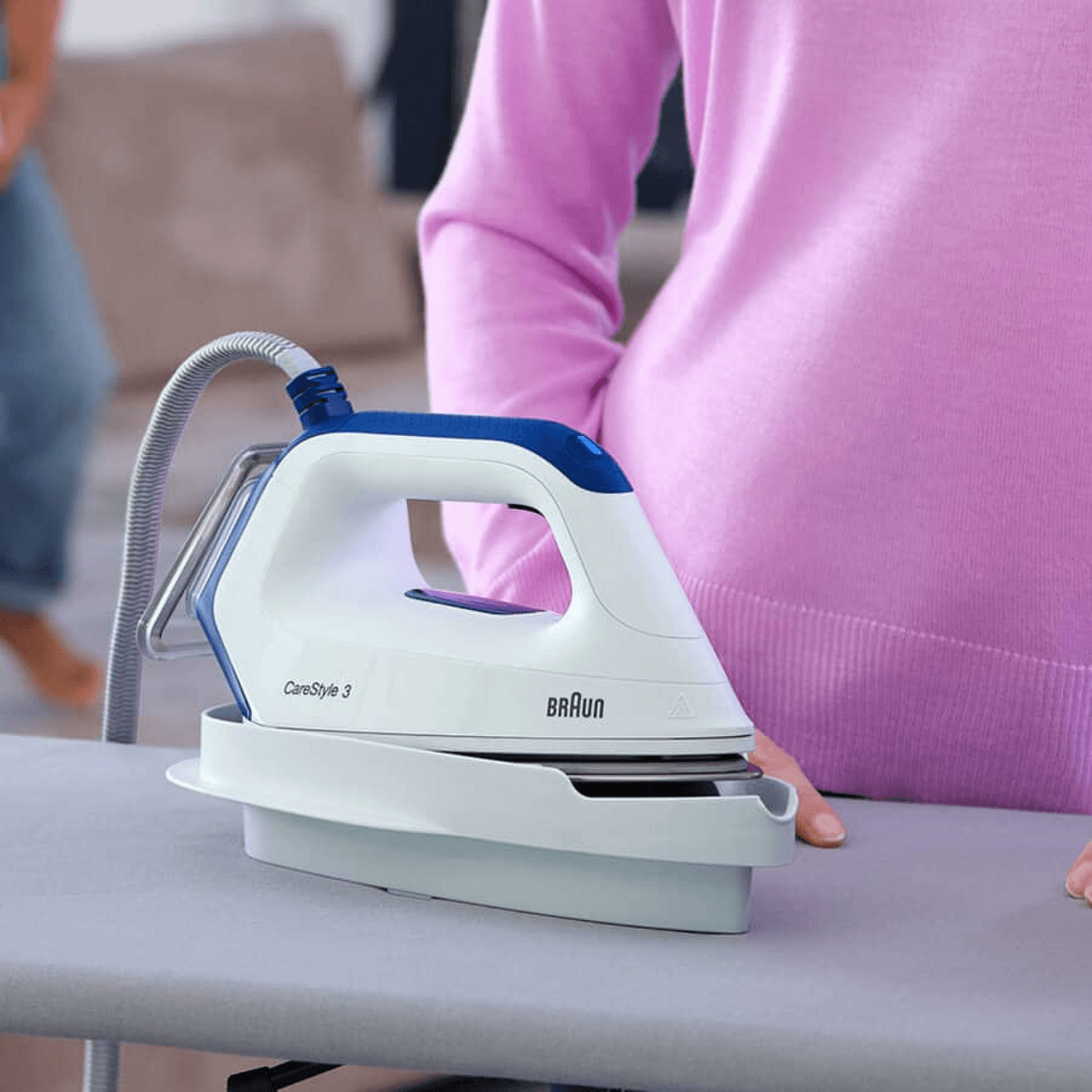 Centro Planchado Braun CareStyle 3 Pro en uso sobre una tabla de planchar.