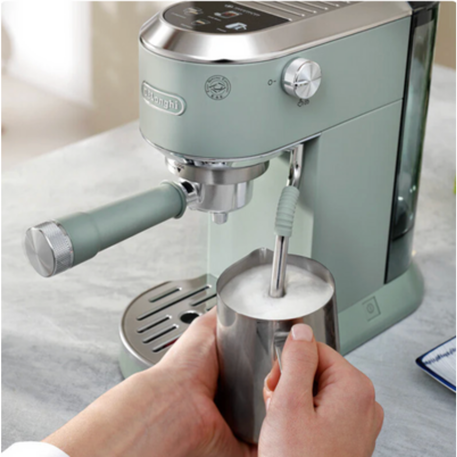 Cafetera DeLonghi Dedica Duo LatteArt Cold Brew Pistacho