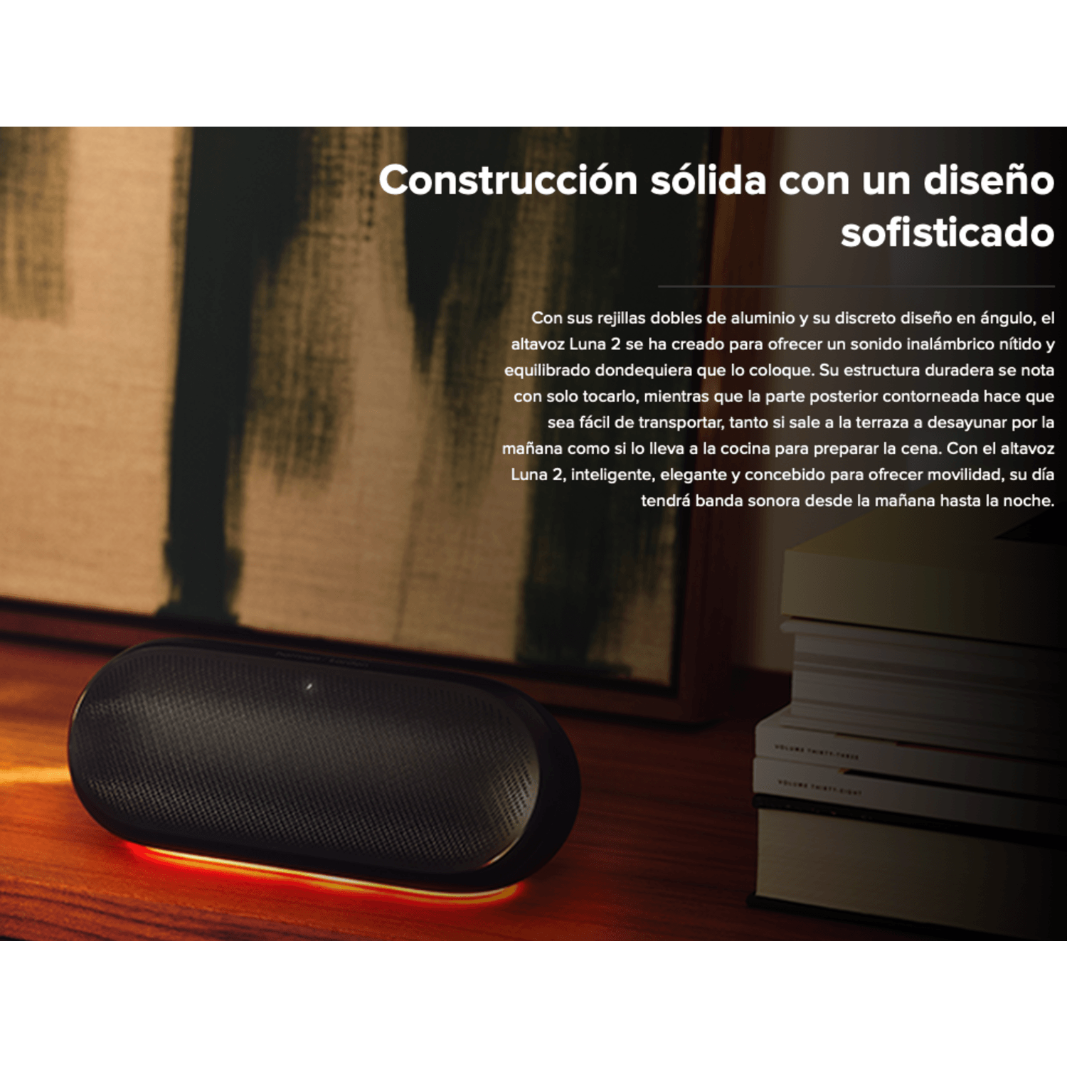 Parlante Bluetooth Harman Kardon Luna 2 IP67 12h 40W RMS en diseño sofisticado y compacto sobre una mesa.