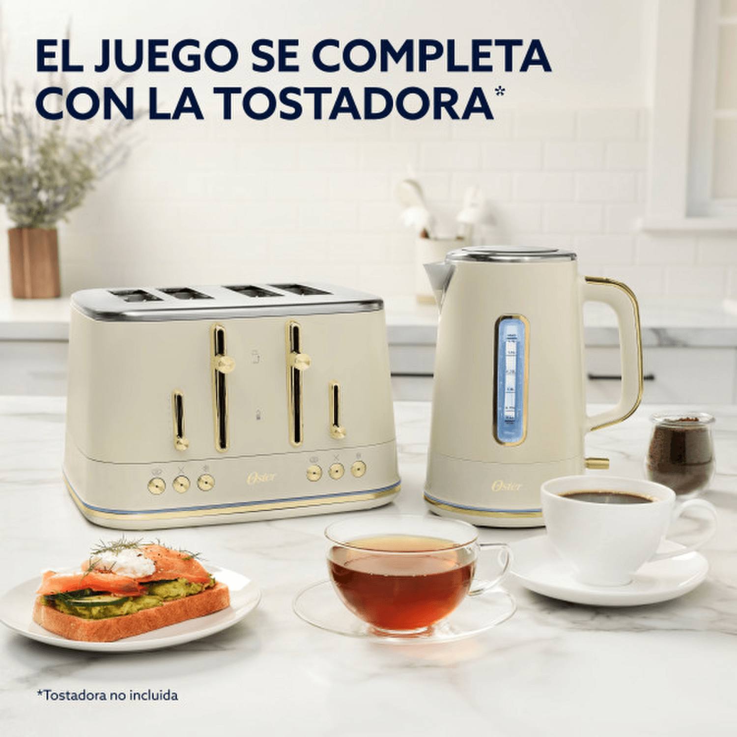 Hervidor Oster Premium Beige Colección 2026 1,7L Luz 2000W en una cocina elegante con tostadora y bebidas