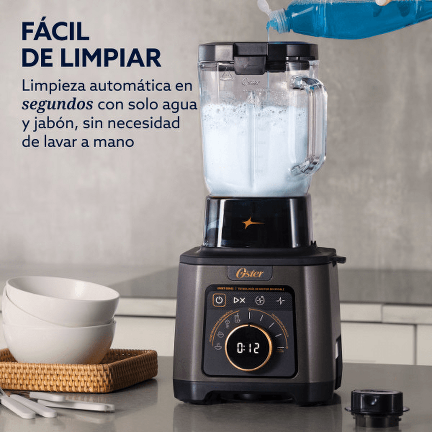 Licuadora Profesional Oster Titan 2200W Vaso Vidrio 2.5L con función de limpieza automática en segundos.