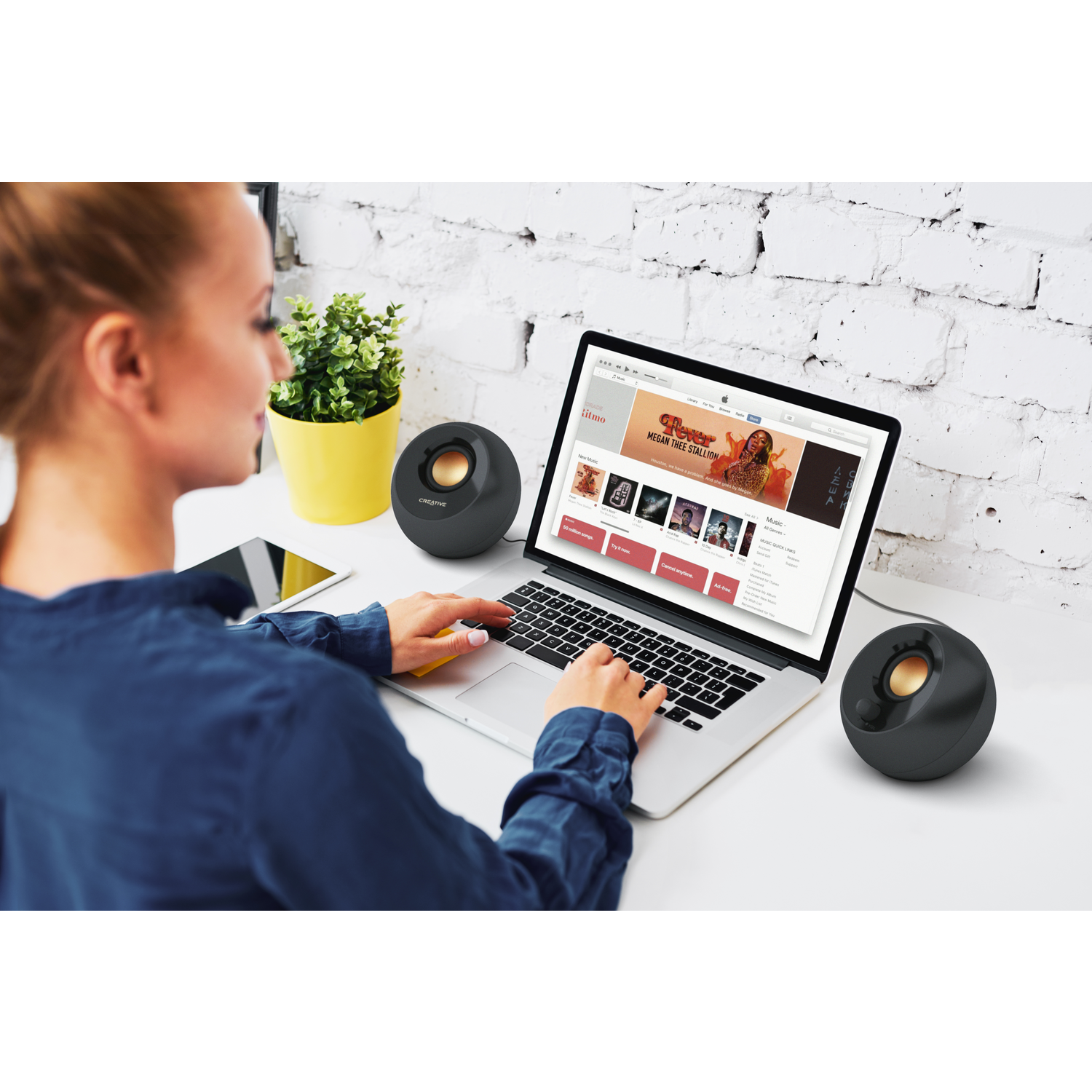 Parlante Creative Pebble Negro Creative New Horizons Chile New Horizons NHT.cl