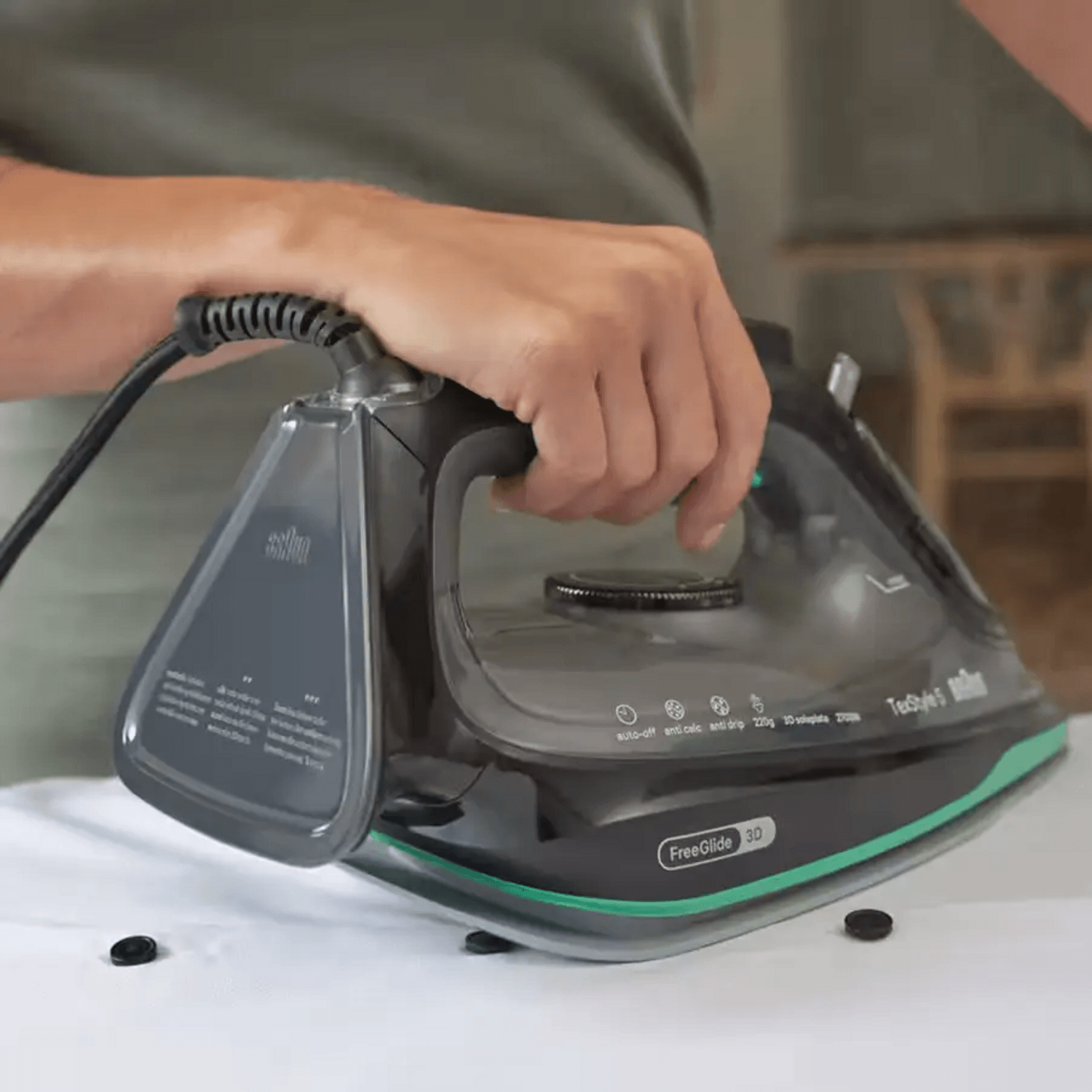 Plancha a vapor Braun TexStyle 5 en uso, mostrando su potencia y diseño ergonómico.