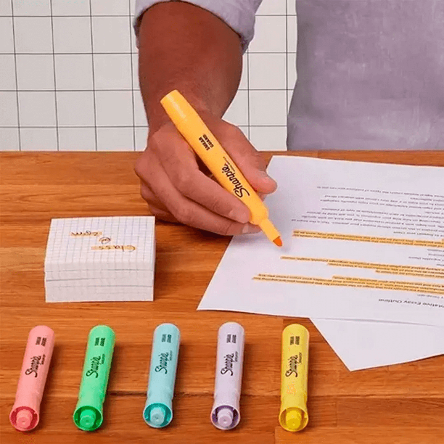 Destacadores Sharpie Tank 6 Colores Pastel y Punta Cincel en uso destacando texto en un documento.