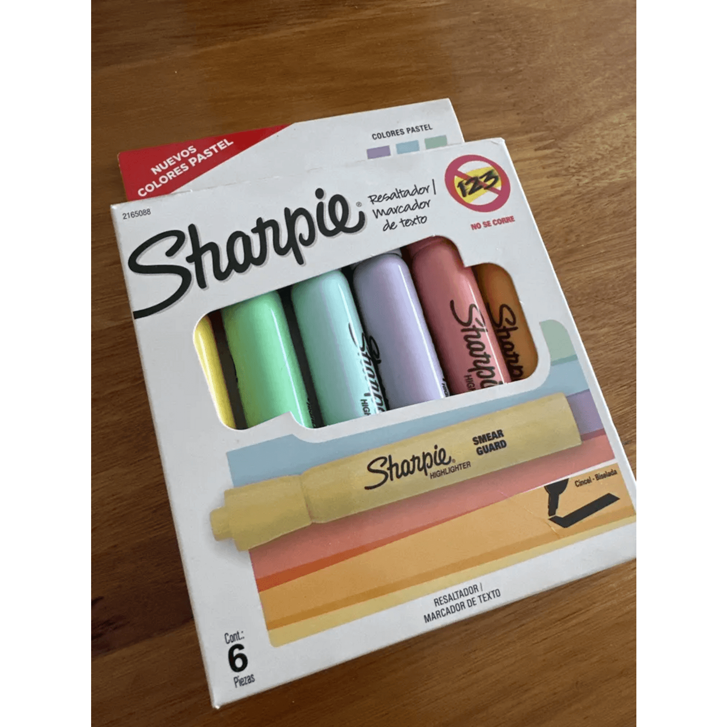 Destacadores Sharpie Tank 6 Colores Pastel y Punta Cincel en paquete de 6 piezas sobre mesa de madera.