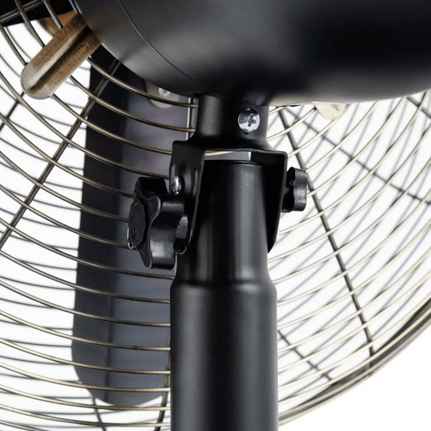 Detalle del soporte del Ventilador Thomas TH-16BNM Pedestal Mesa 40cm 3 Veloc 50W con diseño elegante y funcional.