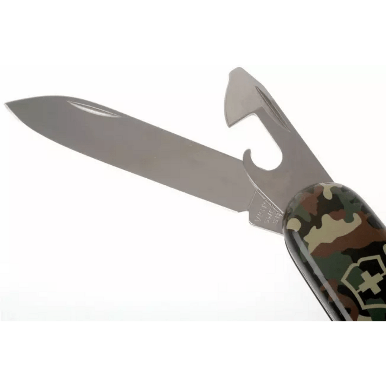 navaja Victorinox Spartan 12 funciones camuflada con hoja abierta y diseño de camuflaje.