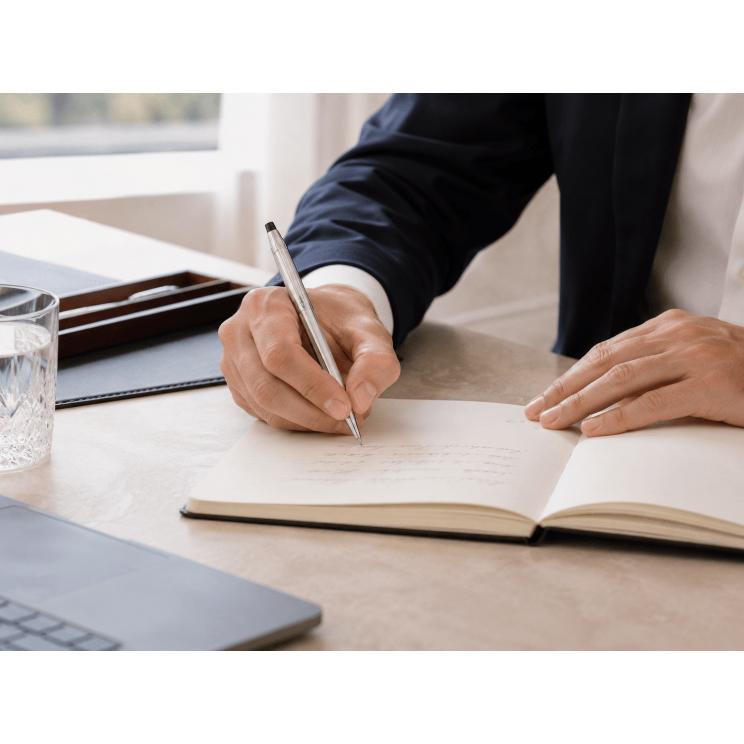 Escritor utilizando el Bolígrafo Cross Century II Cromado Brillante 3502WG Premium en un cuaderno.