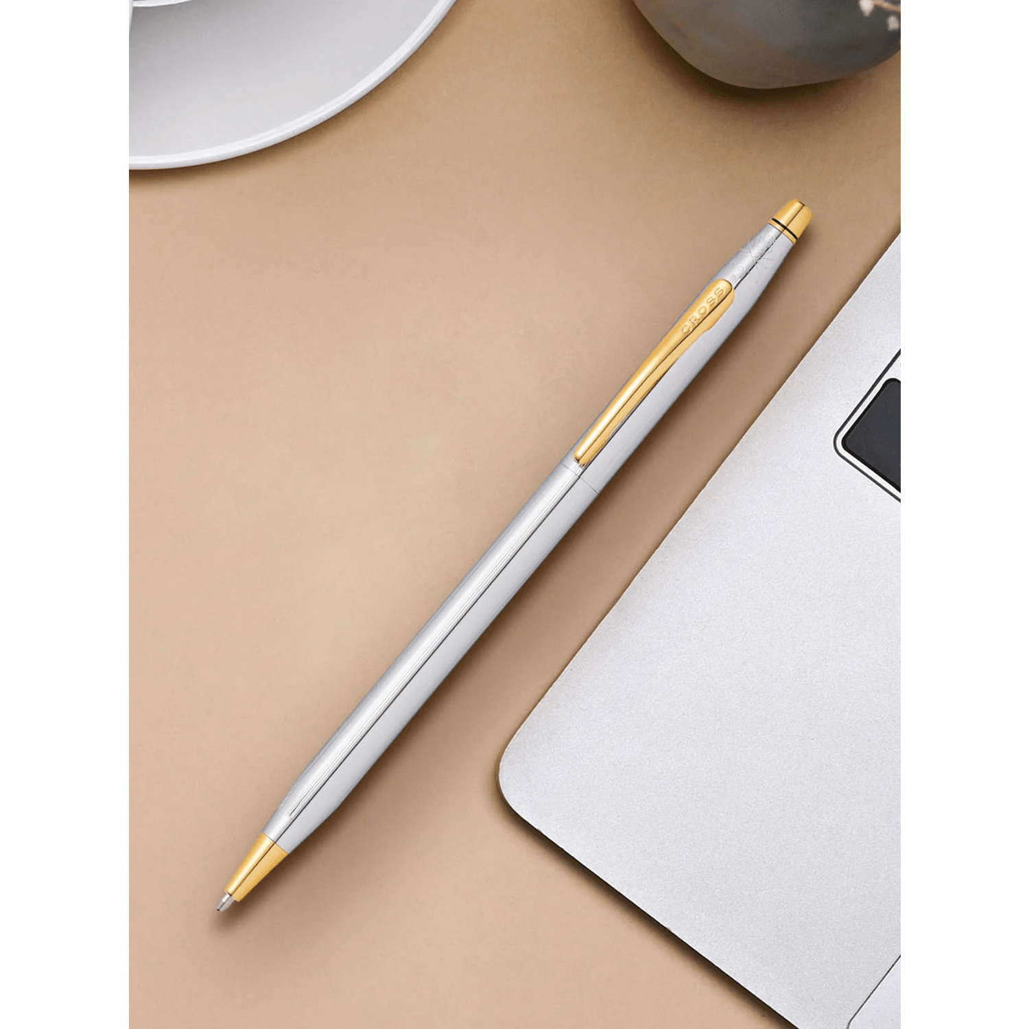 Bolígrafo Cross Medalist Classic Century Oro 23Kt Ejecutivo sobre escritorio con laptop y taza.