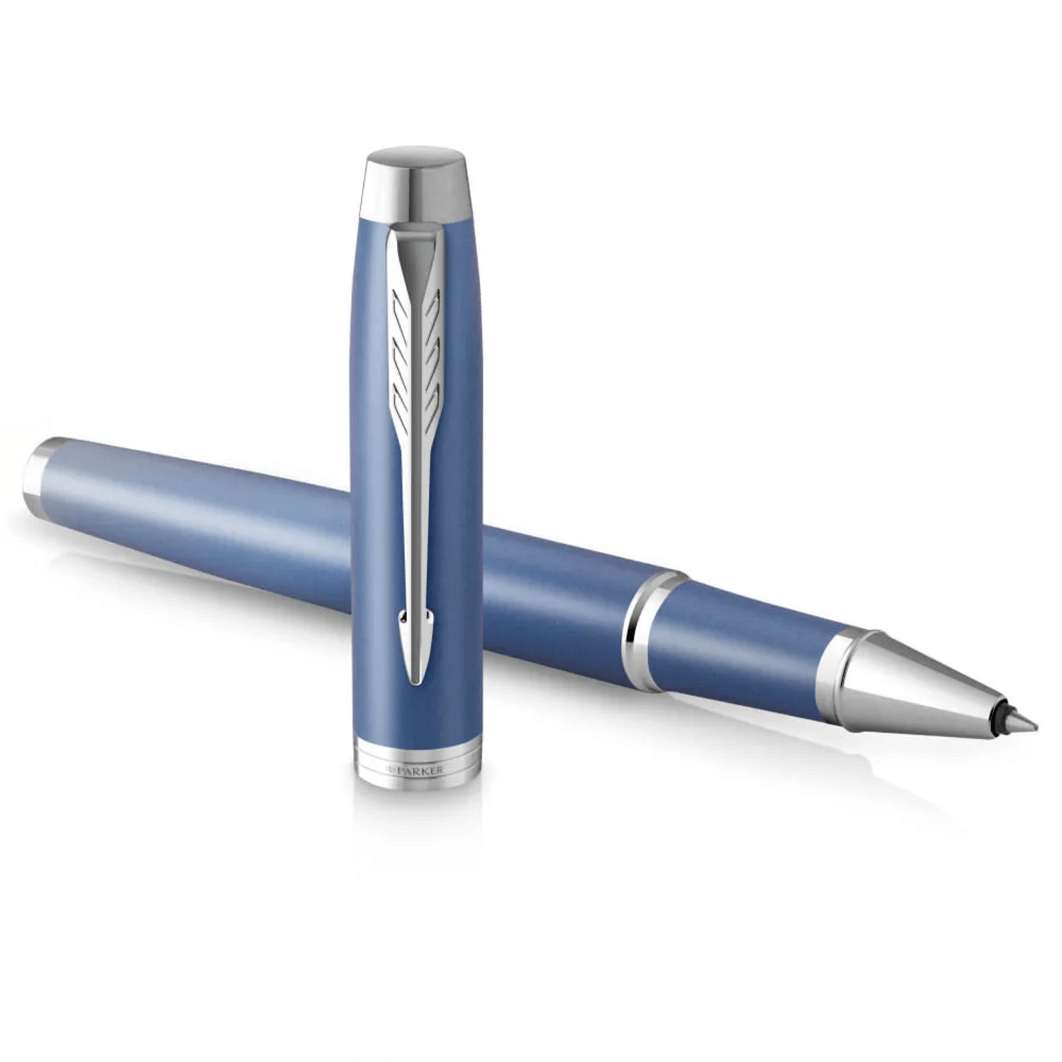 Bolígrafo Rollerball Parker IM Writing Rituals Azul Tinta Negra sobre fondo blanco, diseño elegante y contemporáneo.