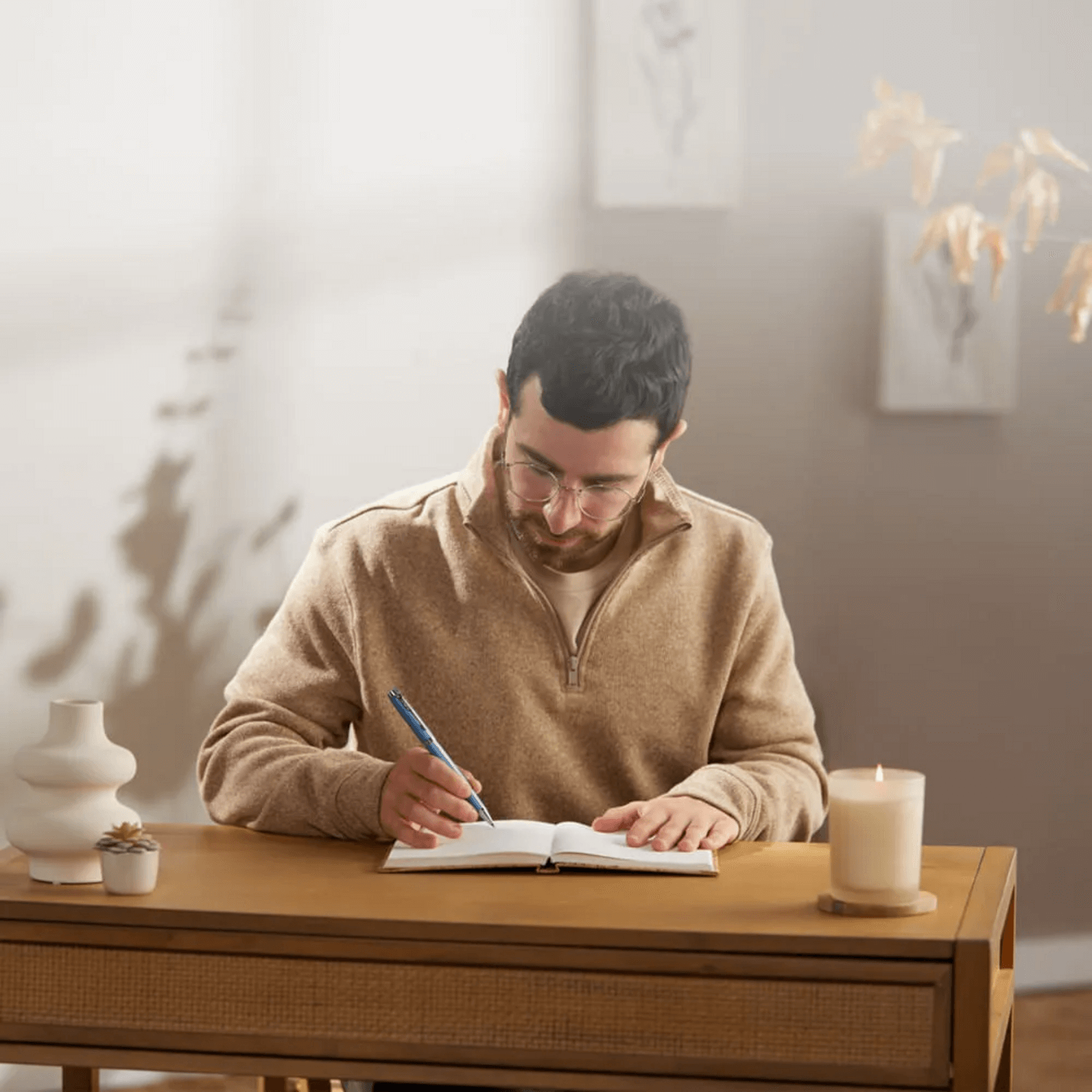 Hombre escribiendo en un cuaderno con un Bolígrafo Rollerball Parker IM en un ambiente tranquilo y elegante.