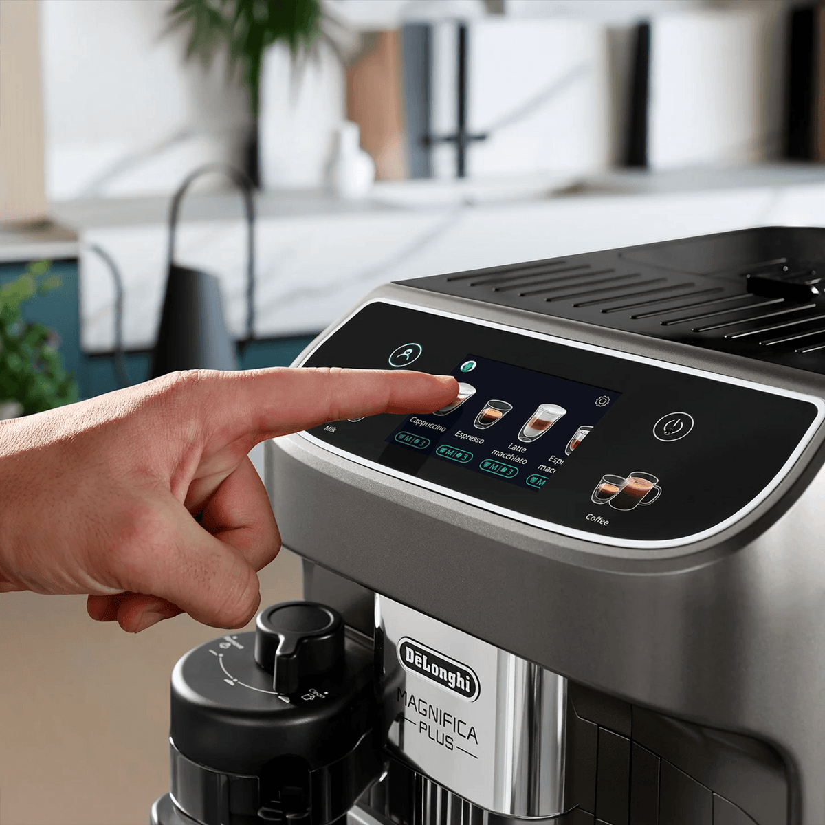 Cafetera DeLonghi Magnifica Plus con Café Nosso Grano 250g, pantalla táctil mostrando opciones de café.