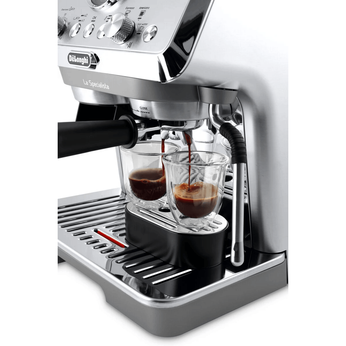 Cafetera DeLonghi Specialista Arte Evo Cold Brew Café 250g preparando dos cafés en una máquina elegante y moderna.