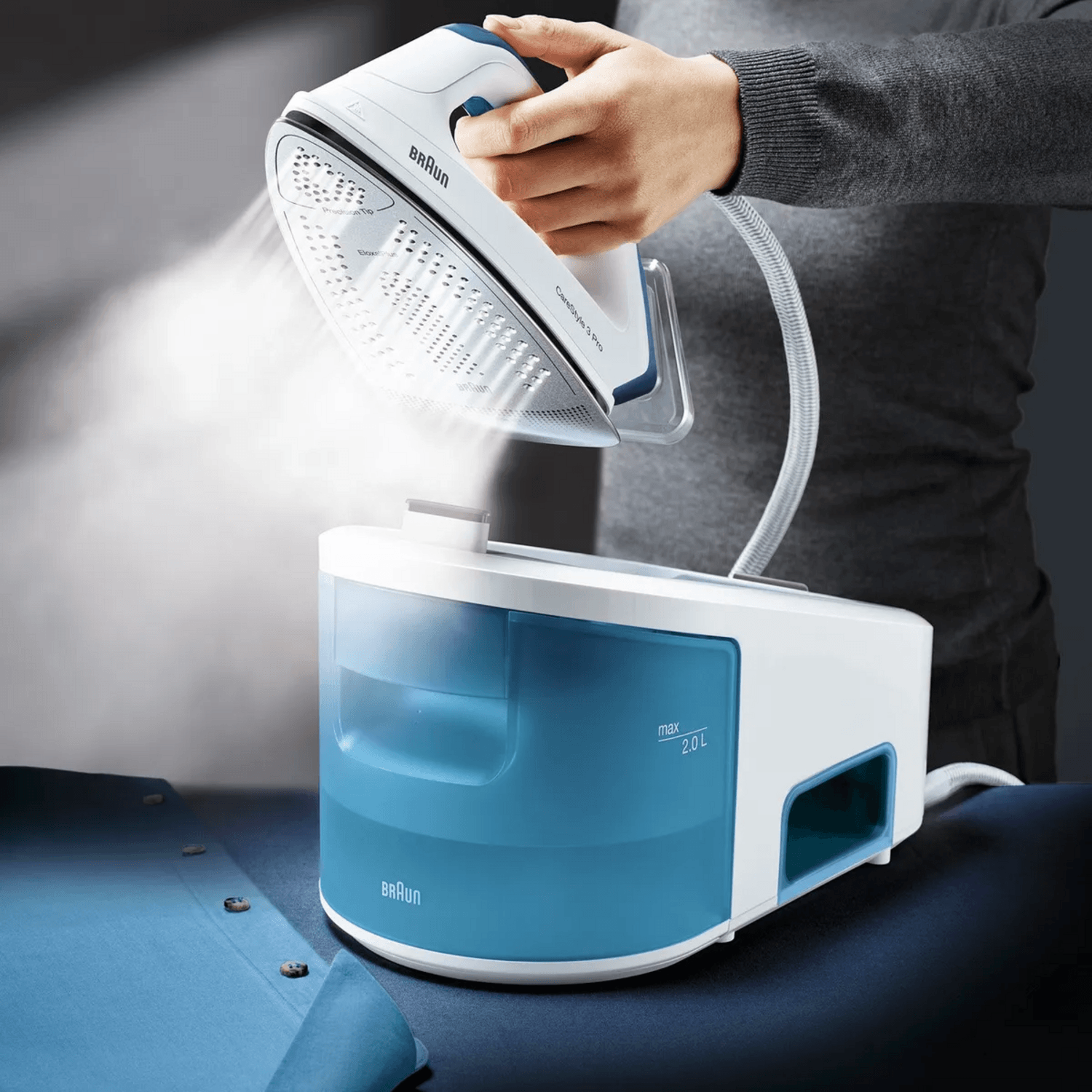 Centro Planchado Braun CareStyle 3 Pro generando vapor para alisar prendas de manera eficiente.