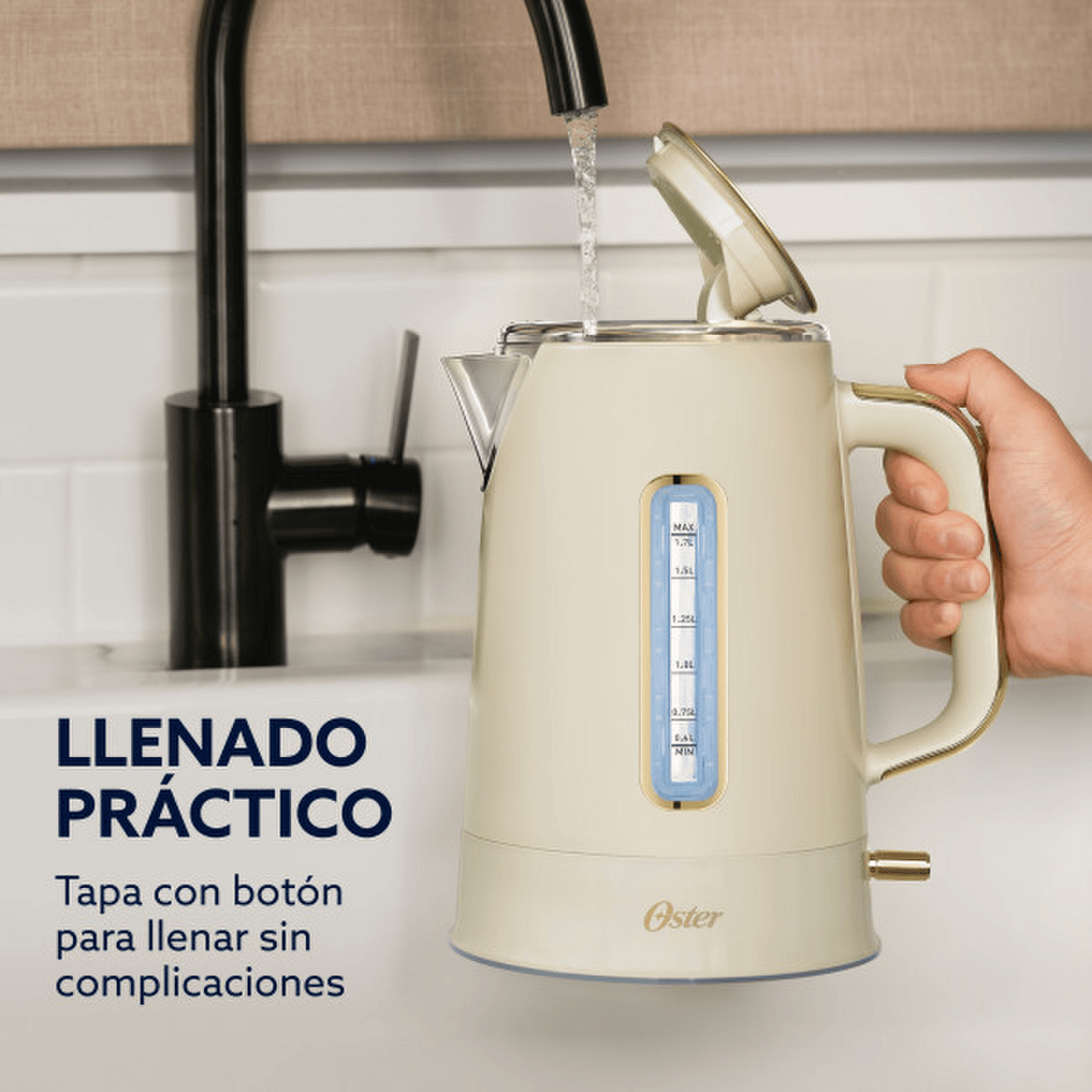Hervidor Oster Premium Beige Colección 2026 1,7L Luz 2000W llenado práctico con tapa, diseño elegante y funcional.