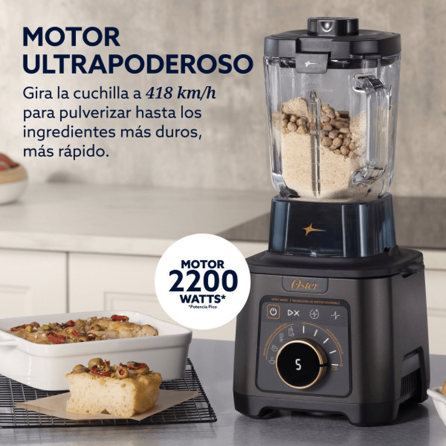 Licuadora Profesional Oster Titan 2200W Vaso Vidrio 2.5L con motor potente, ideal para triturar ingredientes duros.