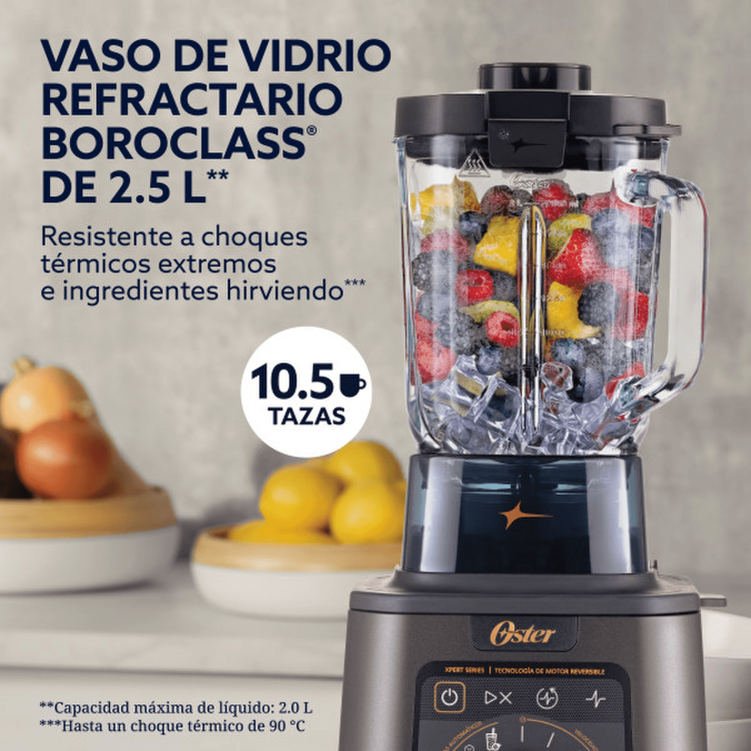 Licuadora Profesional Oster Titan 2200W Vaso Vidrio 2.5L con vaso de vidrio refractario y frutas frescas.