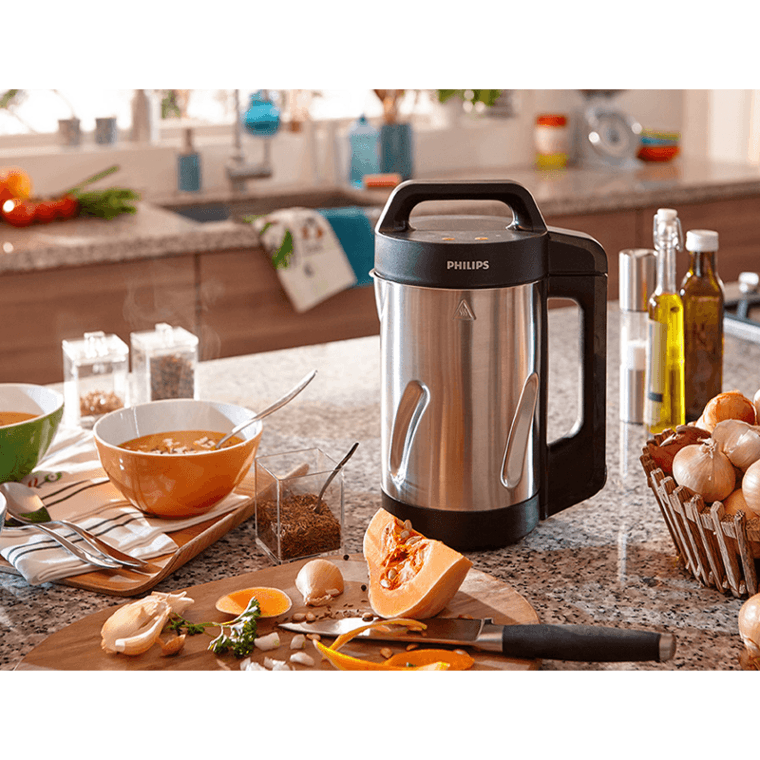 Máquina para Sopas Philips HR2203 Cremas y Compotas 1.2L en una cocina moderna con ingredientes frescos.