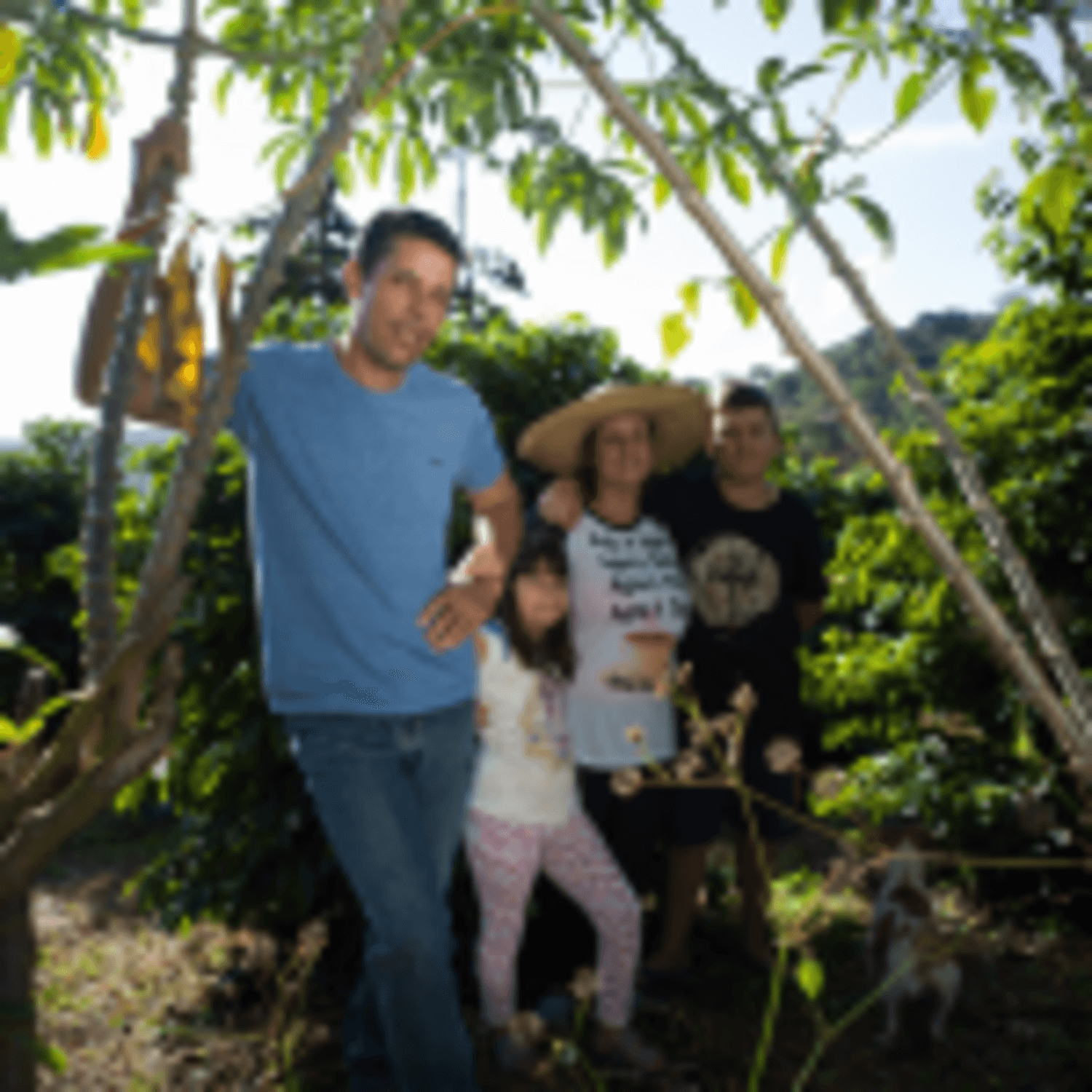 Cafe Molido Filtrado Nosso Cafe Justo Tropical Blend 250g family in coffee plantation with tropical plants.
