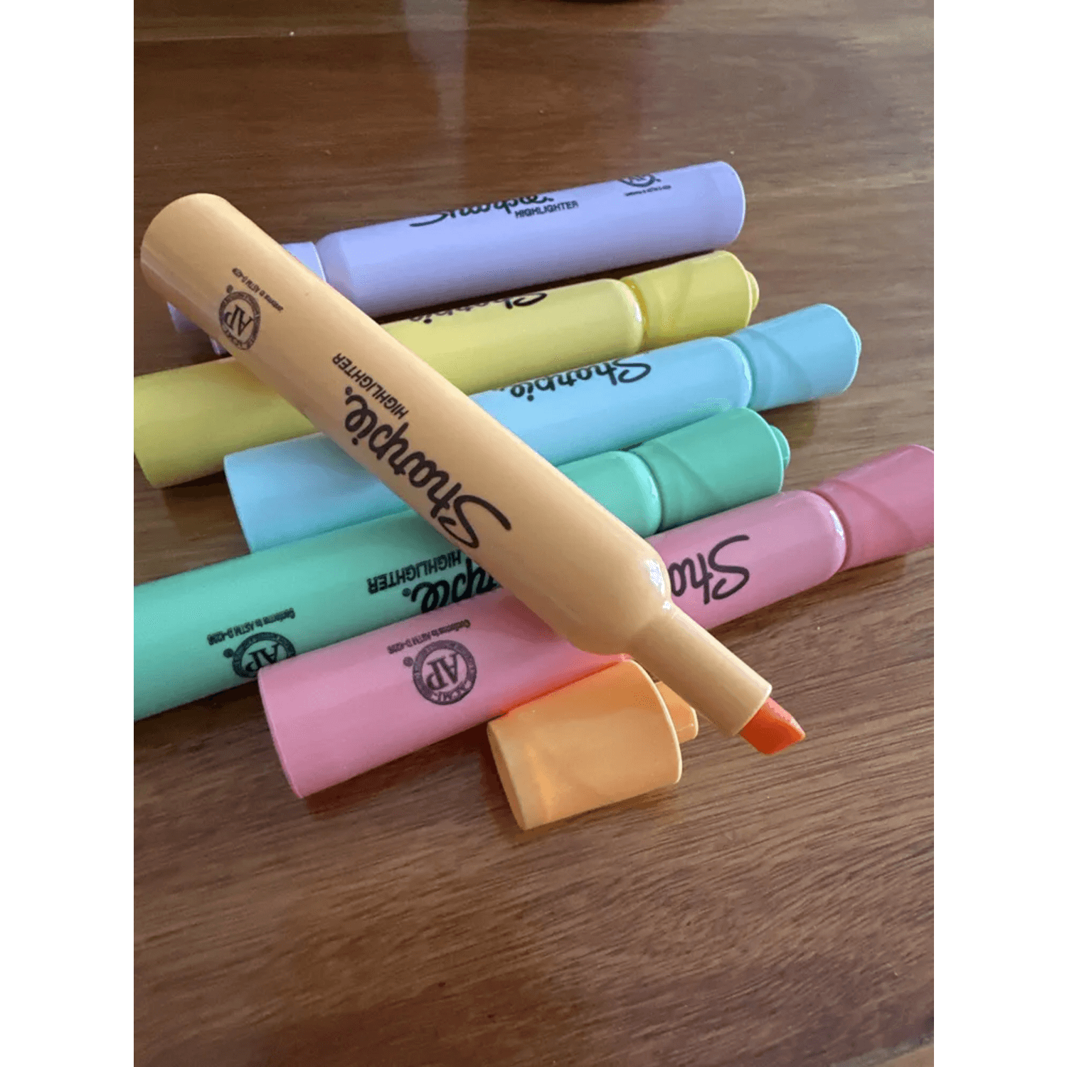 Destacadores Sharpie Tank 6 Colores Pastel y Punta Cincel sobre una superficie de madera.