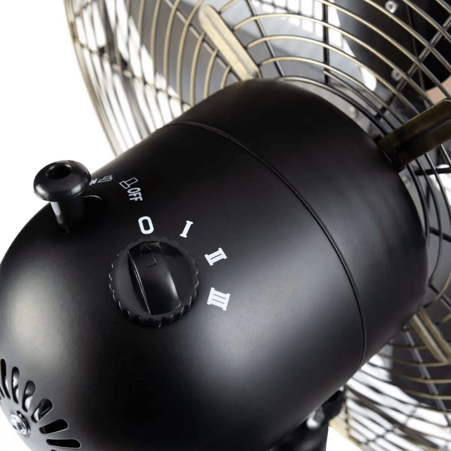 Ventilador Thomas TH-16BNM Pedestal Mesa 40cm 3 Veloc 50W con controles giratorios para ajustar velocidades.